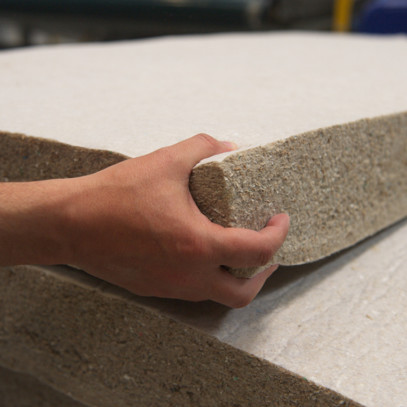 Manipulation d’un panneau isolant intérieur Valosense en fibres de carton recyclé