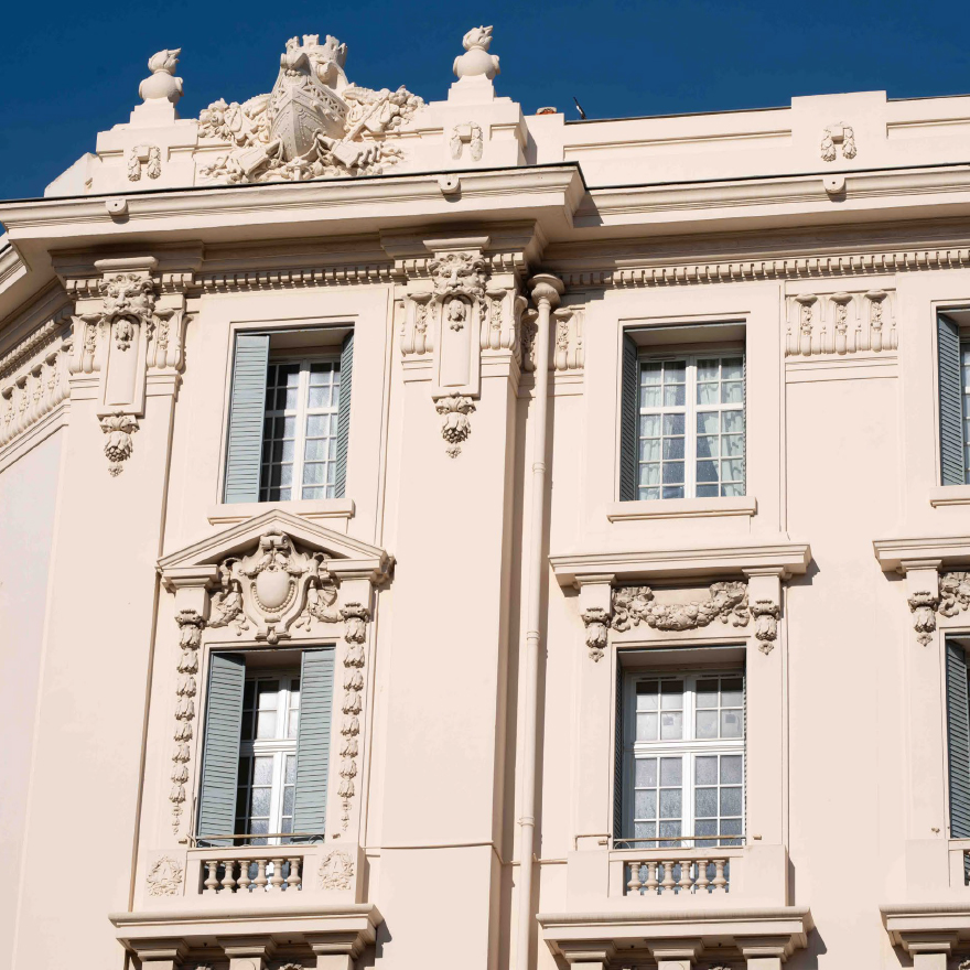 Fenetre bois B-Smart 58 Bieber en facade de batiment ancien