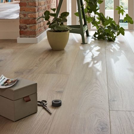 Sol stratifie grande lame, résistant à l'eau 24h, décor chêne Meister LL 250