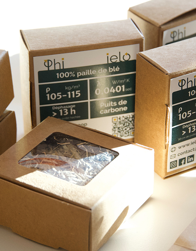 PHI pour Paille hachée ielo De la paille hachée, une solution d’isolation biosourcée pour le bâtiment qui prend en compte les enjeux environnementaux. C’est une alternative incontournable aux isolants très transformés et non biosourcés. Facile à mettre en œuvre, elle ne bouscule pas les modes constructifs habituels. – Image 4