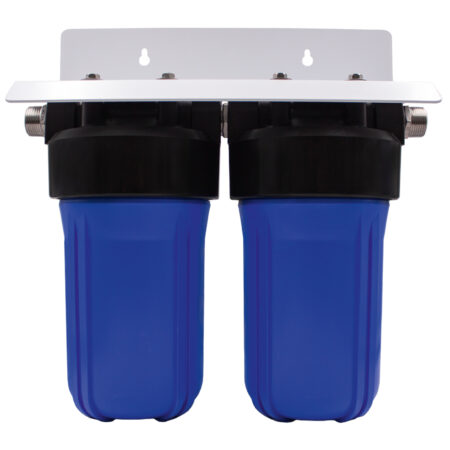 Filtre anti calcaire Big Blue BB10-2 avec deux bols de filtration montés sur platine murale pour traitement de l’eau de la maison.