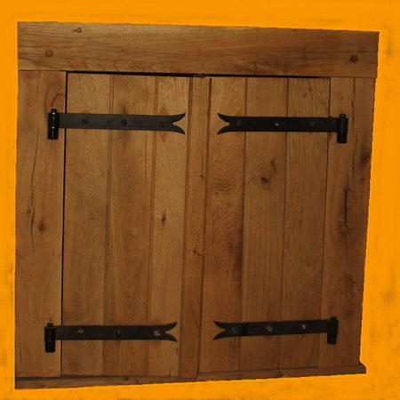 Volets sur mesure en bois local