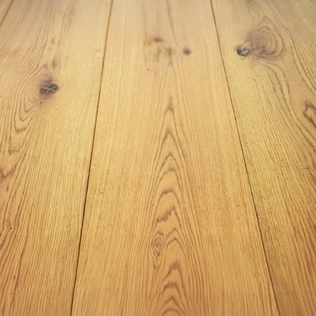 Plancher en bois régional – Lames larges et réversibles