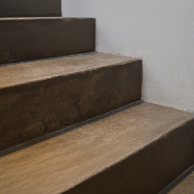 Détail texture sol minéral ArgioFloor sur marche avec finition lissée