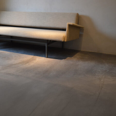 Sol minéral intérieur ArgioFloor effet béton ciré dans un salon contemporain