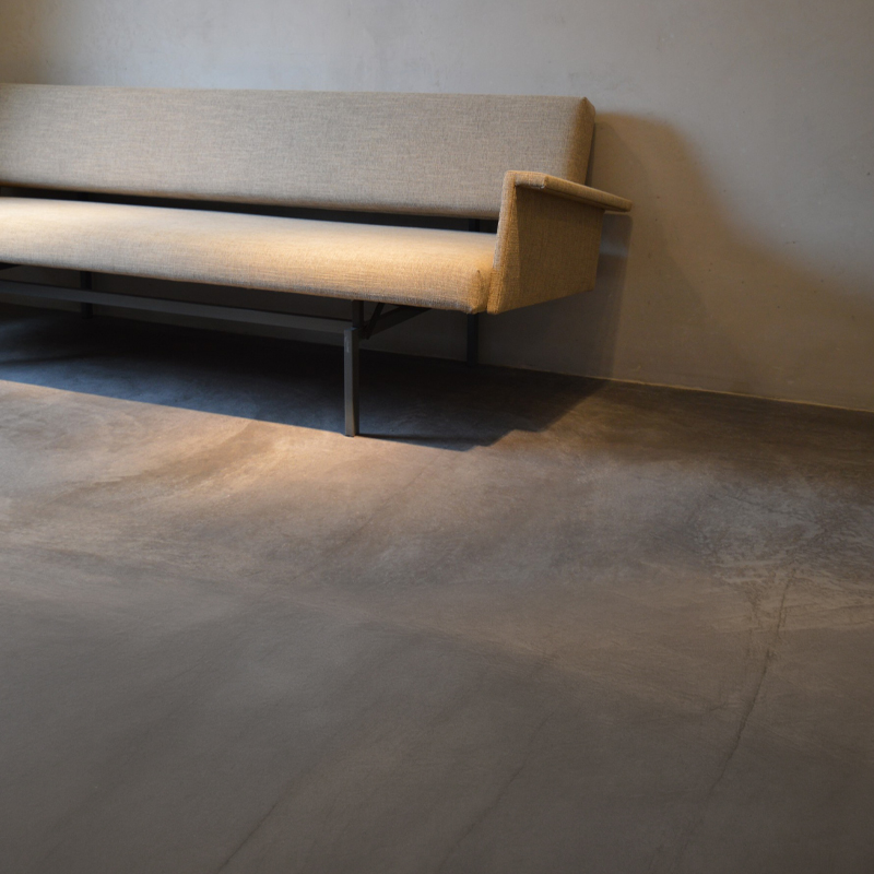 Sol minéral intérieur ArgioFloor effet béton ciré dans un salon contemporain