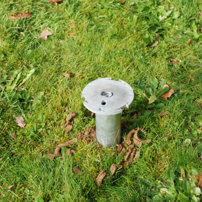 Vis de fondation Weasyfix installée dans un terrain enherbé
