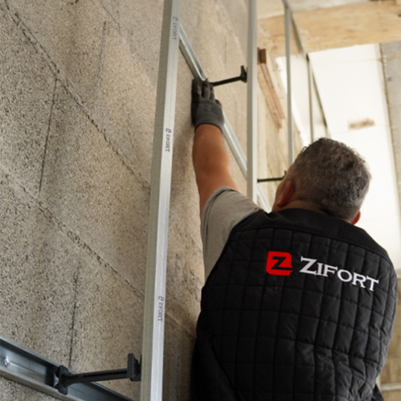 Pose d'un appui intermédiaire Easyfix Zifort pour isolation des murs par l'intérieur avec ossature métallique