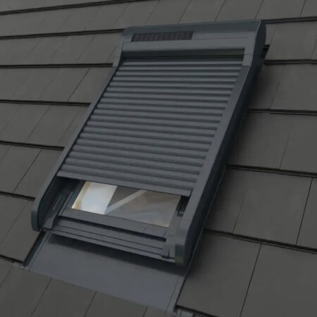 Volet roulant solaire FAKRO ARZ Komfort Z-Wave Solar sur fenêtre de toit